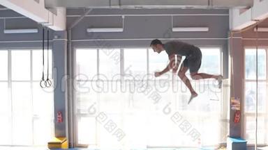 蹦床跳运动员在蹦床上进行复杂的<strong>杂技表演</strong>