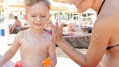 喜笑颜开的家庭在阳光明媚的天气在沙滩上涂抹紫外线防晒乳液4k视频