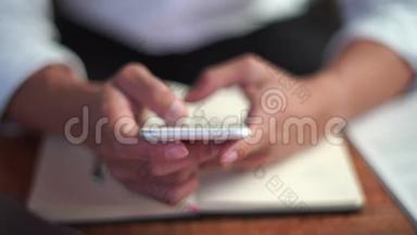 紧紧抓住一个男人`手握着手机，看着绿色屏幕、互联网技术和智能手机概念