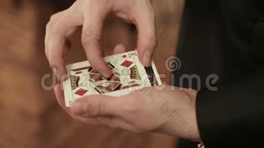 魔术师手`表演纸牌魔术特写