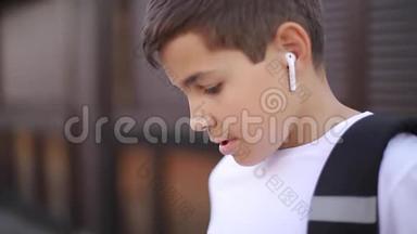 穿着白色运动衫和黑色背包的青少年男孩在社交活动中使用，并在社交中打印信息