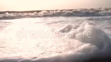 海浪，泡沫，到达相机，回到大海，海浪，蓝天的背景