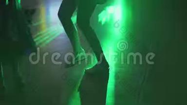拉丁萨尔萨<strong>派对</strong>上<strong>跳舞</strong>的人们腿的剪影，有多种颜色的彩虹灯。 <strong>跳舞</strong>的腿