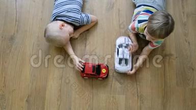 家庭观念。 男孩在木地板上玩汽车。 直接上图