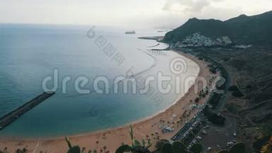 泰雷西塔斯海滩游乐场。 时间推移鸟瞰。 圣克鲁斯-德特内利夫，加那利群岛。