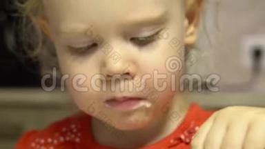 小可爱的女孩在吃奶油慕斯
