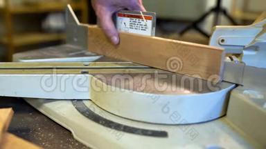 木匠用圆锯在机器上锯木板。 手工制作概念
