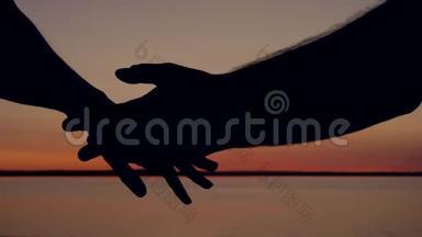 男人的手在夕阳下用女人的温柔抚摸和抚摸