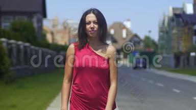 穿着红色衣服的女士在大街上走得更近了，漂亮的女士朝