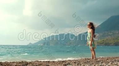 小女孩在海边<strong>掉头</strong>。 可爱的女孩在海滩上看海