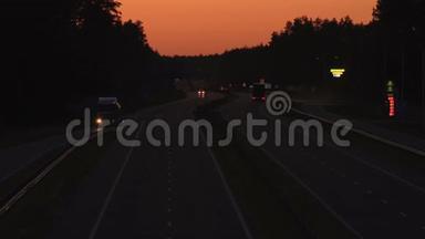 在日落的背景下，高速公路上交<strong>通车</strong>辆的夜间移动。 橙色天空物流概念，背景