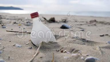 年轻人在<strong>海边捡</strong>塑料，清理生态系统污染的概念