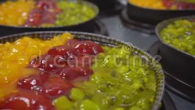 生产以新鲜水果和浆果为原料的蛋糕、含有新鲜浆果和水果的彩色蛋糕。