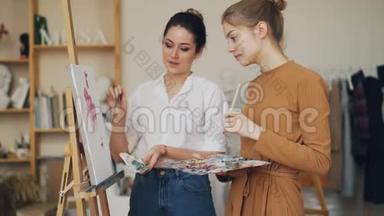 女美术老师在画室的绘画课上向学生讲解新的信息，指着画和说话