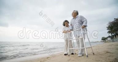 <strong>老人</strong>与沃克和他的妻子一起锻炼，<strong>帮助</strong>他沿着海滩散步。