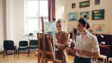 有经验的艺术家正在教可爱的女学生画花，解释她的绘画技巧和分享
