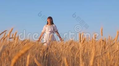 穿着白色衣服的女孩走着，微笑着看着一片金色的麦地，女孩`手抚摸着成熟的麦穗，慢悠悠的