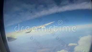 4K从云上的飞机窗口观察飞机机翼