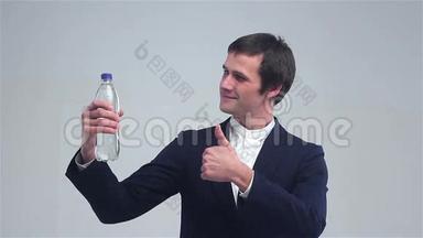 年轻人展示了一瓶水，展示了伟大