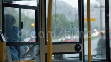 女<strong>公交车</strong>司机上班.