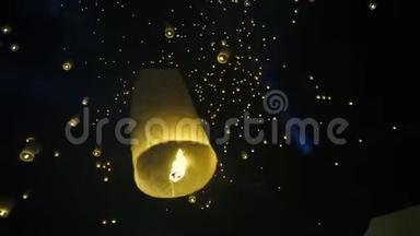 泰国月圆之夜，灯笼与其他成千上万的人一起飘浮