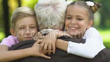 孙子们跑到坐在长凳上的爷爷<strong>身边</strong>，拥抱他，亲吻他