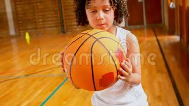 非裔美国小学生在学校的篮球场上打篮球