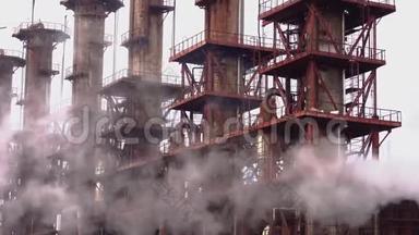 钢铁企业与金属管道和烟雾排放。 生态问题概念