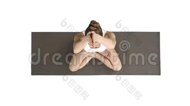 平静的金发瑜伽女人把手<strong>放在一起</strong>，冥想白色的背景。