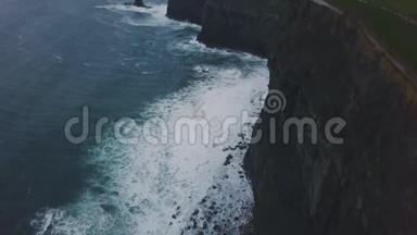 惊人的视频捕捉与无人机在世界上最受欢迎的地方莫赫悬崖。