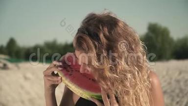 飘飘然的女孩在户外吃西瓜的画像甜美的辣妹享受着她的休息和微笑