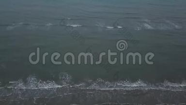 在更多的拍摄视频中，使用无人机从空中捕捉海面上的巨浪。