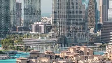 <strong>迪拜</strong>著名的音乐喷泉，背景是摩天大楼的空中时光