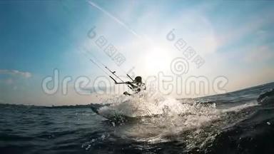 当一个人在玩<strong>风筝</strong>时，水就会溅起来