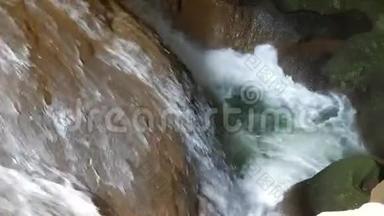 强烈的水流在山洞里.. 地下的小瀑布.. 水流在石头之间断裂