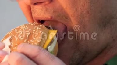 大嘴巴的嘴唇。吃人汉堡