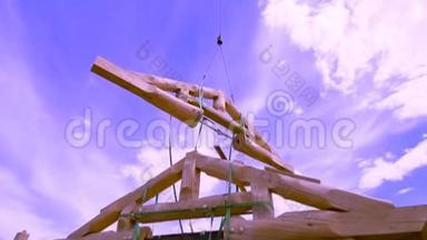 木质木材施工，实木设计房.. 剪辑。 用木梁建造木屋的过程