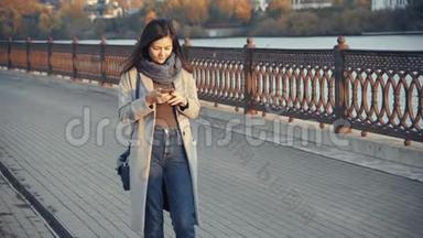 年轻女子使用智能手机。 女孩在手机上阅读，使用应用程序，在社交媒体上交流，发短信。