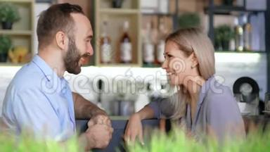 两个欧洲朋友在咖啡馆里闲谈，一边闲聊
