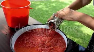 番茄通过绞肉机。