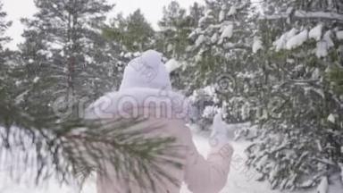 美丽的少年女孩在雪林中欢送冬雪