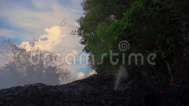 巴厘岛白沙滩附近的<strong>火山</strong>岩上自然形成的<strong>喷泉</strong>或间歇<strong>喷泉</strong>的超级慢镜头