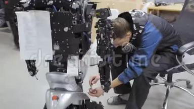 工厂生产机器人的工人工程师。 邀请并创建一个新的机器人。 机器人被拆卸