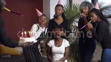 情绪化的非洲朋友给她们的女朋友开了个<strong>惊喜</strong>派对。