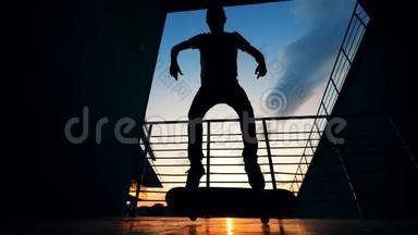 一个人跳在滑板上，一边站在滑板上玩花样。 慢动作。