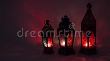 带有燃烧的蜡烛的观赏阿拉伯灯笼，夜间发光，阴影闪闪发光。
