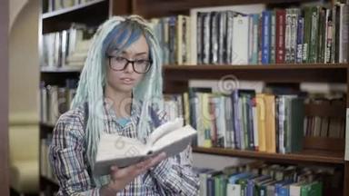 戴眼镜的年轻时髦女子戴着可怕的眼镜在图书馆的镜头前看书的画像