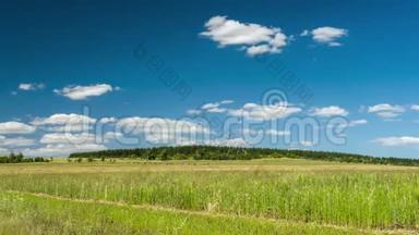 时间推移的田野有云，一个风景如画的景观与移动的云在田野上。