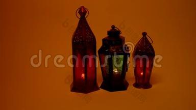 带有燃烧的蜡烛的观赏阿拉伯灯笼，夜间发光，阴影闪闪发光。 节日贺卡，邀请函