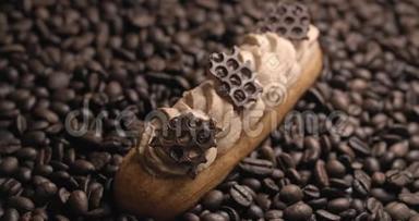 带有咖啡霜和巧克力碎片的鳗鱼躺在咖啡豆的光<strong>线下</strong>，甜点在咖啡馆，馅料